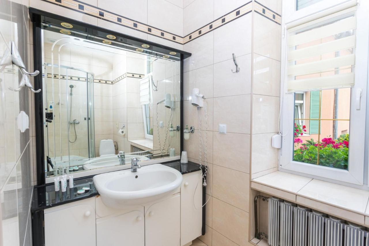 Hotel Wenecki Częstochowa Exteriör bild