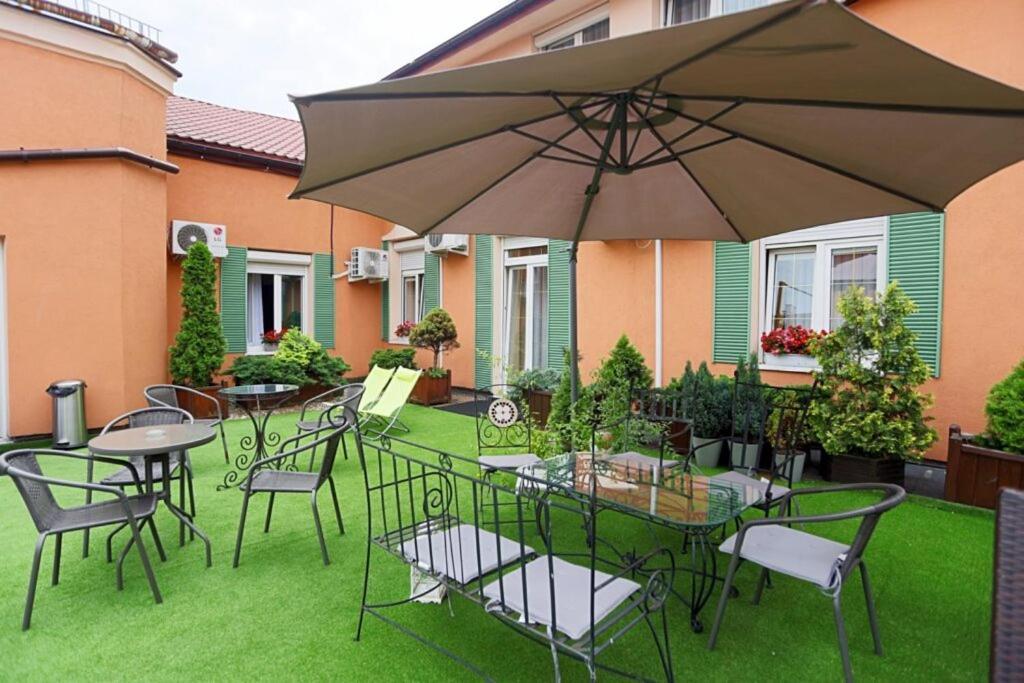 Hotel Wenecki Częstochowa Exteriör bild